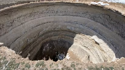 പൊടുന്നനെ രൂപപ്പെടുന്ന ഭീമൻ കുഴികൾ, പുറത്തിറങ്ങാൻ പോലും ഭയന്ന് ​ഗ്രാമവാസികൾ