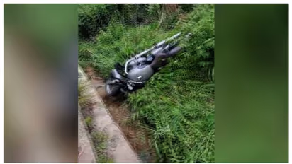 പത്തനംതിട്ടയില് സ്ലാബില്ലാത്ത ഓടയിലേക്ക് ബൈക്ക് യാത്രക്കാരന് വീണു, ഗുരുതര പരിക്ക്