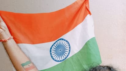 ಕೈ ಮೇಲೆ ತಿರಂಗಾ ಅಚ್ಚೆ ಹಾಕಿಸಿಕೊಂಡ ನಿರ್ದೇಶಕ ಕುಮಾರ್! 