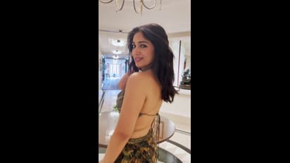 కన్ను గీటుతూ కవ్విస్తున్న బ్యూటీ.. విరహవేదనతో హైఓల్టేజ్ గ్లామర్ షో, స్టన్నింగ్ పిక్స్ వైరల్ 