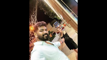 நயனை கட்டிப்பிடித்து நச்சுனு முத்தம் கொடுத்த விக்கி..! வைரலாகும் படு ரொமான்டிக் ஹாட் போட்டோ..!