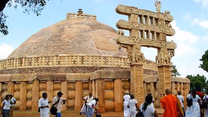 India@75: ब्रिटिश अफसर ने खोजे थे सांची के स्तूप, जानें क्यों इसी जगह बनाए गए ऐतिहासिक बौद्ध स्तूप