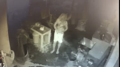 തലയിൽ തോർത്തിട്ട് കള്ളനെത്തി, കിട്ടിയത് ഒരുപിടി  ഏലവും കുരുമുളകും 1500 രൂപയും, സിസിടിവി നോക്കി ശപിച്ച് മടക്കം