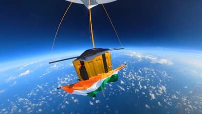 পৃথিবীর ৩০ কিলোমিটার ওপরে পতপত করে ভারতের উড়ছে জাতীয় পাতাকা, দেখুন সেই সুন্দর ভিডিও