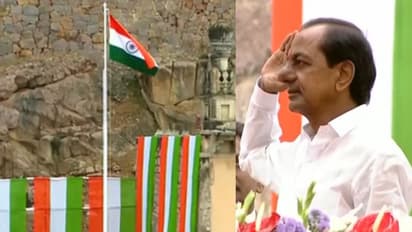 తెలంగాణ అపూర్వ విజయాలను సొంతం చేసుకుంటుంది.. గోల్కొండ కోటలో జాతీయ జెండాను ఆవిష్కరించిన సీఎం కేసీఆర్
