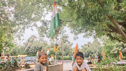 ഹര്‍ ഘര്‍ തിരംഗ; പതാക ഉയര്‍ത്താന്‍ വീടില്ല, ജീവിക്കാനായി തെരുവുകളില്‍ പതാക വില്‍ക്കുന്ന കുരുന്നുകള്‍ 