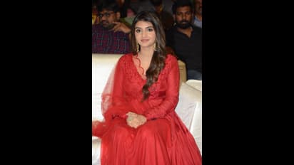 Sreeleela: రెడ్ డ్రెస్ లో పెళ్లి సందD హీరోయిన్.. ఇంత సొగసు ఎలా, రోజూ కొంచెం అందం తింటోందేమో