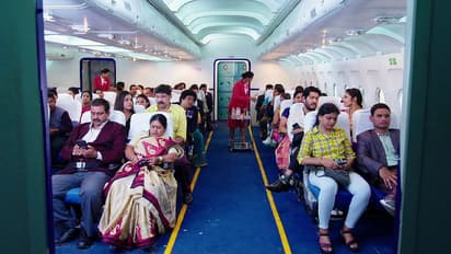 Intinti gruhalakshmi: తోటి ప్రయాణికులకు ధైర్యం ఇచ్చిన తులసి.. ఒకే గదిలో ఉండబోతున్న తులసి,సామ్రాట్!