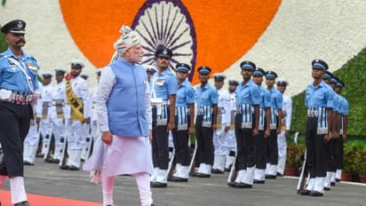 ത്രിവർണ്ണ തലപ്പാവ്, വെളള കുർത്ത, നീല ജാക്കറ്റ്; ശ്രദ്ധയാകർഷിച്ച് മോദിയുടെ വസ്ത്രധാരണം