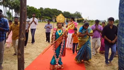 முழுவதுமாக அம்மனாக மாறிய அன்னபூரணி.. கையில் சூலம்.. தலையில் கிரீடம்.. பக்தர்களுக்கு சிறப்பு தரிசனம்..!