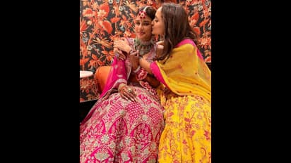 ఫ్రెండ్‌ పెళ్లిలో రచ్చ చేస్తున్న ప్రగ్యా జైశ్వాల్‌.. కలర్‌ ఫుల్‌ అందాలతో కనువిందు చేస్తున్న బాలయ్య భామ..