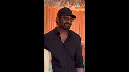 ప్రభాస్ న్యూ లుక్ అదిరిందిగా..  క్యాప్, గాగుల్స్ లో డార్లింగ్ నయా ట్రెండ్ క్రియేట్ చేస్తున్నాడే.!