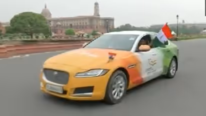 72 ಲಕ್ಷ ರೂಪಾಯಿ ಜಾಗ್ವಾರ್ ಕಾರಿಗೆ ತಿರಂಗ ಪೈಂಟ್, ಯುವಕನ ಕಾರ್ಯಕ್ಕೆ ಮೆಚ್ಚುಗೆ!