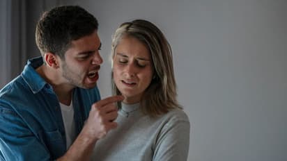 अगर ये 6 बातें पति-पत्नी के बीच हर रोज हो रही है, तो समझ जाइए टूटने वाली है शादी