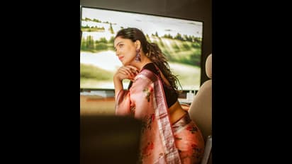 ஸ்லீவ் லெஸ் ஜாக்கெட்டில்... சிங்கிள் ப்ளீட் சேலை கட்டி அழகு தேவதையாக மாறிய  சின்னத்திரை நயன்தாரா வாணி போஜன்! 