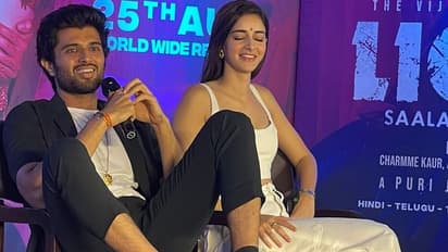 విజయ్ దేవరకొండ యాటిట్యూడ్... టేబుల్ పై కాళ్ళు పెట్టి కూర్చున్న రౌడీ హీరో 