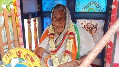 ঝাপসা চোখে স্বাধীনতার স্মৃতি আগলে পতাকা উত্তোলন লক্ষ্মীদেবী, পালকিতে করে চলল শোভাযাত্রা