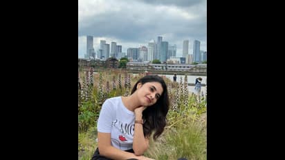 வெள்ளை நிற டீ-ஷர்ட்டில்... வெக்க புன்னகையோடு விதவிதமாக போஸ் கொடுத்த பிரியங்கா மோகன்! கியூட் போட்டோஸ்!