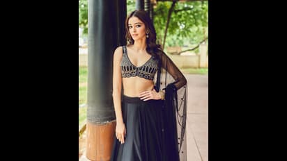 విజయ్ తో  కలిసి అనన్య పాండే రొమాంటిక్ ఫోజులు, లైగర్ బ్యూటీ ఫిగర్ కు ఫిదా అవుతున్న ఫ్యాన్స్