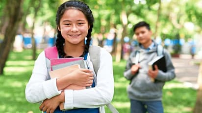 क्या कम उम्र में आपके बच्चों को हो गया है प्यार, तो इस तरह डील करें उनका रिलेशन