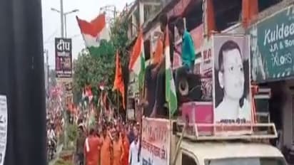 గాడ్సే ఫొటోతో హిందూ మహాసభ ర్యాలీ.. వైరల్ అవుతున్న వీడియో