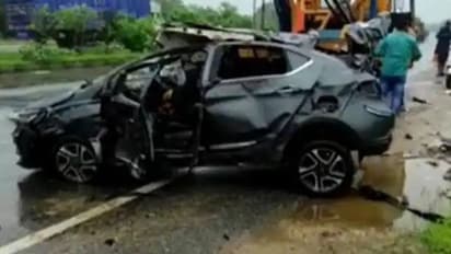 मुंबई-हैदराबाद हाईवे पर खतरनाक एक्सीडेंट: परिवार के 4 लोगों की मौत-कार के उड़े परखच्चे