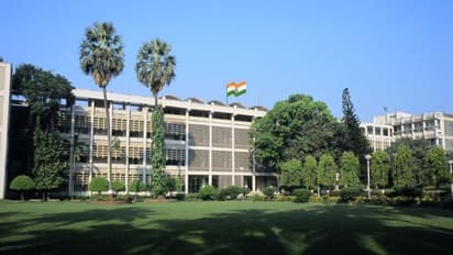 IIT Bombay ने पोस्ट की तिरंगे की ऐसी फोटो.. यूजर्स करने लगे ट्रोल, फिर मैनेजमेंट को भी देनी पड़ी सफाई 