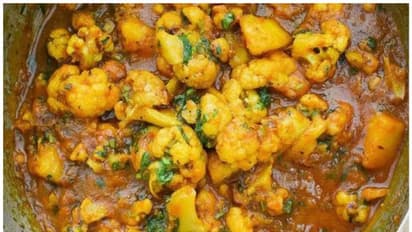 అన్నా క్యాంటీన్ కూర పాత్రలు తీసుకెళ్లిన పోలీసులు.. తెనాలిలో ఉద్రిక్తత...