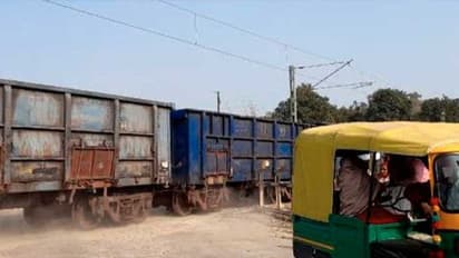 झारखंड में दर्दनाक हादसाः बिना फाटक वाली क्रॉसिंग पर ऑटो ड्राइवर को 30 फीट घसीट ले गई मालगाड़ी