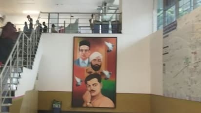 ಮೆಜೆಸ್ಟಿಕ್ ಮೆಟ್ರೋದಲ್ಲಿ ವೀರ ಸಾವರ್ಕರ್ ಫೋಟೋ, ಬೆಂಗಳೂರಿನಲ್ಲಿ ವಿವಾದದ ಕಿಡಿ!