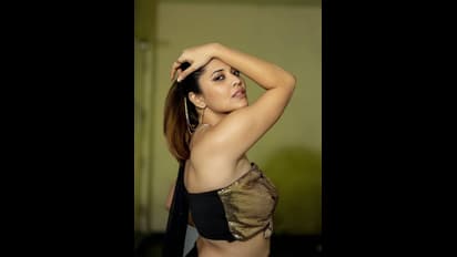 Anasuya : చిలుకతో అనసూయ ముద్దులాట.. `జబర్దస్త్` యాంకర్‌ చిలిపి పనులపై నెటిజన్ల సెటైర్లు.. నెట్టింట రచ్చ రచ్చ