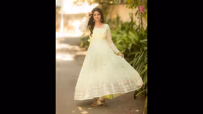 பிரபல ஹீரோயின்களுக்குள் சண்டை? மனமுடைந்து சீரியலை விட்டு விலகி ராதிகா