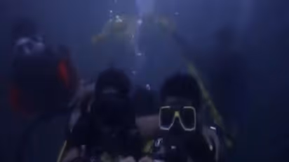 கடலில் 50 அடி ஆழத்தில் நிச்சயதார்த்தம்… கவனத்தை ஈர்த்த காதல் ஜோடியின் செயல்!!