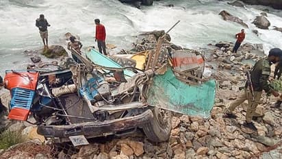 इस बस में ITBP के 40 जवान मौजूद थे, 250 मीटर गहरी खाई में गिरकर हो गई चकनाचूर-देखें PHOTOS