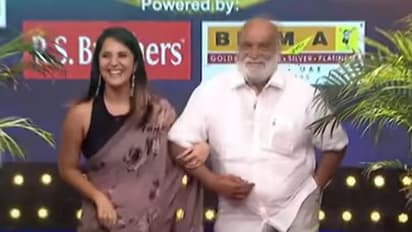 అనసూయ చేతిలో చెయ్యేసి కాలేజ్‌ నాటి ప్రేమకథలు పంచుకున్న దర్శకేంద్రుడు.. పది కోట్లకి జబర్దస్త్ యాంకర్‌