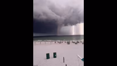 ഫ്ലോറിഡ തീരത്ത് ഭീതി പടര്‍ത്തി ഭീമന്‍ ജലച്ചുഴലി; ഒപ്പം ഇടിമിന്നലും 