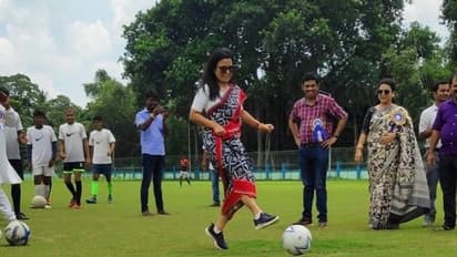 TMC सांसद महुआ मोइत्रा ने अलग अंदाज में मनाया खेला होबे दिवस, फुटबाल से दिखाए करतब