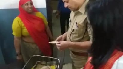कच्ची रोटी और पानी वाली दाल...मैनपुरी के पुलिस लाइन का खाना देख चढ़ा एसपी का पारा, वीडियो वायरल
