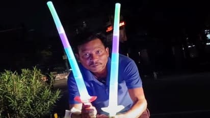 लेजर तलवार बेचने के लिए सड़कों पर यह शख्स कर रहा अनोखी मार्केटिंग, यूजर्स ने दिए गजब रिएक्शन