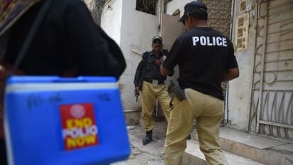 പാകിസ്ഥാനില്‍ പോളിയോ വാക്സിനേഷന് സംരക്ഷണം നല്‍കിയ രണ്ട് പൊലീസുകാര്‍ വെടിയേറ്റ് മരിച്ചു 