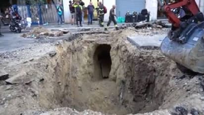 ബാങ്ക് കവർച്ചയ്ക്ക് തുരങ്കം കുഴിച്ചു, 20 അടി താഴ്ചയിലേക്ക് വീണ് കള്ളൻ, പൊലീസും ഫയർഫോഴ്സുമെത്തി