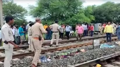 ముగ్గురు కూతుళ్లను రైలు కింద తోసేసి.. తాను దూకేసిన కసాయి తండ్రి.. అదే కారణమా..?