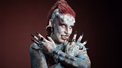 അറ്റം പിളർന്ന നാവ്, കൂർത്ത പല്ലുകൾ, നെറ്റിയിലും നെഞ്ചിലും കൈകളിലും നിറയെ ടാറ്റൂ, ഇത് വാംപയർ വുമൺ