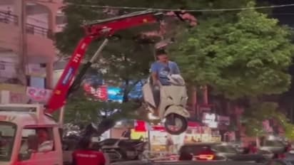 नो पार्किंग में खड़ी स्कूटी को उठाने के लिए क्रेन आई, तो शख्स ने कर दिया तमाशा, 25 लाख बार देखा गया Video
