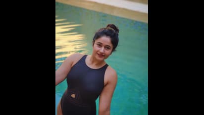 டூ பீஸ் பிகினியில் பூனம் பஜ்வா.. நீச்சல் குளத்தில் ரெஸ்ட் எடுக்கும் ஹாட் நொடிகள்..