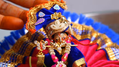 জন্মাষ্টমীতে এই পাঁচ উপায় ঠাকুর ঘর সাজান, রাখুন শ্রীকৃষ্ণের প্রিয় জিনিস, বর্ষিত হবে আশীর্বাদ