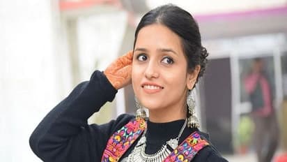 खूबसूरती में बड़ी-बड़ी हिरोइन को टक्कर देती हैं ये IAS अफसर, तस्वीरों में देखिए स्टाइलिश अंदाज