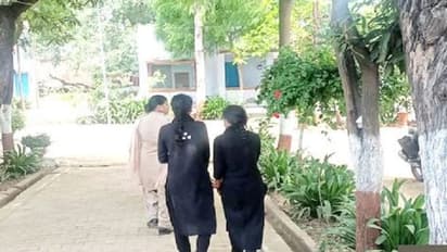 हरदोई में एक दूसरे के प्यार में पागल अलग समुदायों की युवतियां घर से हुई फरार, पुलिस ने पकड़ा तो बोली ऐसी बात