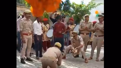 ಇನ್ಸ್‌ಪೆಕ್ಟರ್, ಪೇದೆ ಜುಗಲ್‌ಬಂದಿ: ಪೊಲೀಸರ ನಾಗಿನ್ ಡಾನ್ಸ್ ವೈರಲ್