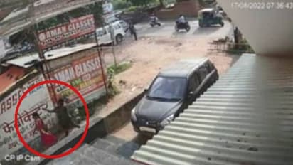 പ്രണയാഭ്യര്ത്ഥന നിരസിച്ച പെൺകുട്ടിക്ക് നേരെ വെടിവെപ്പ്, പ്രതി ഓടി രക്ഷപ്പെട്ടു, ദൃശ്യങ്ങൾ സിസിടിവിയിൽ